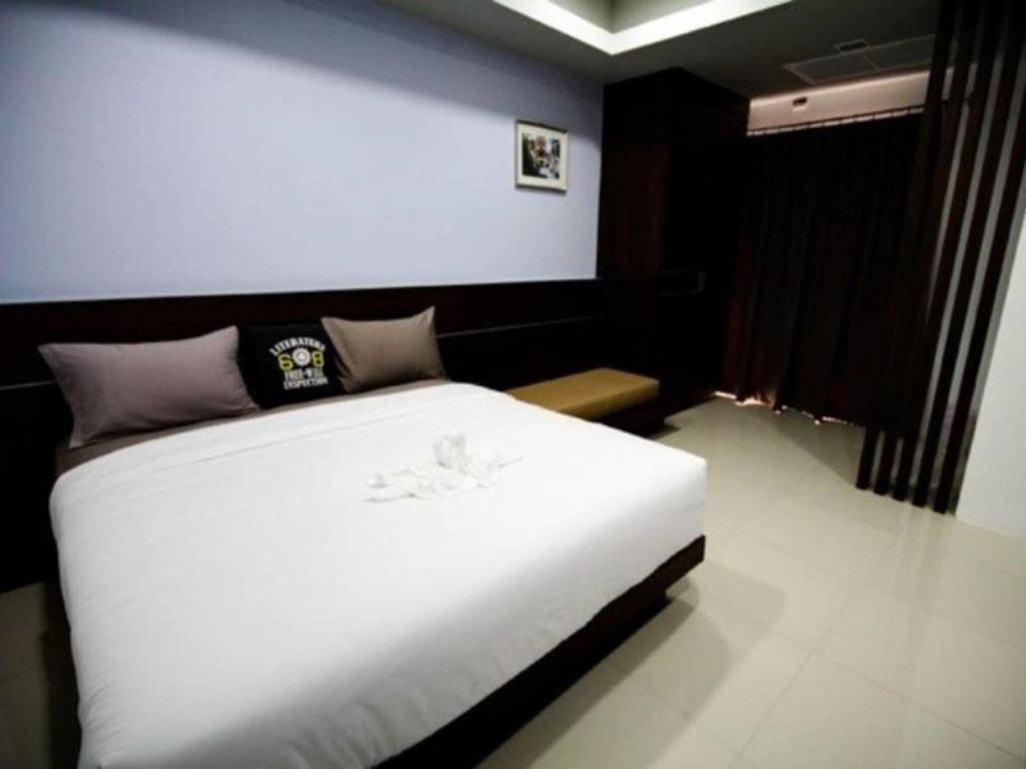 S5 Residence And Cafe Chalong Luaran gambar
